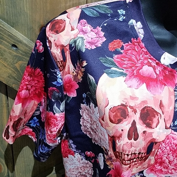 KYKU FLORAL SKULL SHIRT SIZE SMALL RED PINK ROSES Day Of The Dead - Picture 2 of 8
